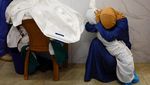 Kesedihan Mendalam Ibu di Gaza Peluk Erat Jenazah Anaknya