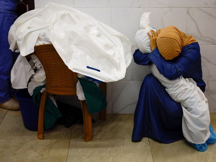 Kesedihan Mendalam Ibu di Gaza Peluk Erat Jenazah Anaknya