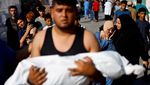 Kesedihan Mendalam Ibu di Gaza Peluk Erat Jenazah Anaknya