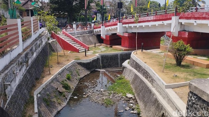Potret sungai Mengering di Blitar