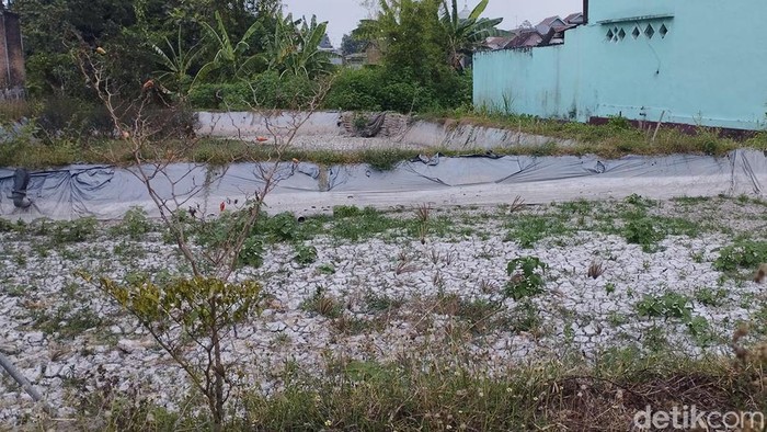 Potret sungai Mengering di Blitar