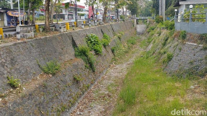Potret sungai Mengering di Blitar Potret sungai Mengering di Blitar