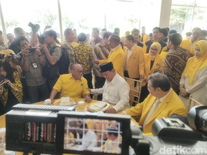 Prabowo Hadiri Tasyakuran HUT Golkar, Salaman dengan Airlangga-Ical