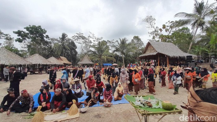 Prosesi Festival Tampaling dan Ngampihan Pare di Desa Cikalong Pangandaran