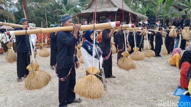 Prosesi Festival Tampaling dan Ngampihan Pare di Desa Cikalong Pangandaran Prosesi Festival Tampaling dan Ngampihan Pare di Desa Cikalong Pangandaran