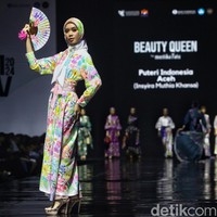 Penampilan Puteri Indonesia selanjutnya dalam fashion show Project Sekar x Long Story Short di JMFW 2024 adalah perwakilan Aceh, 𝐈𝐧𝐬𝐲𝐢𝐫𝐚 𝐌𝐮𝐭𝐡𝐢𝐚 𝐊𝐡𝐚𝐧𝐬𝐚. Puteri Indonesia Aceh itu tampil dengan dress dan hijab motif bunga warna-warni. Foto: Ari Saputra