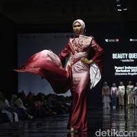 Pemegang gelar Puteri Indonesia Berbakat 2023 Veronica Angelina melenggang di catwalk dengan memakai hijab saat memeragakan dress merah dari BT Batik Trusmi x Hijaberlin. Foto: Ari Saputra