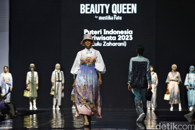 Puteri Indonesia Pariwisata 2023 Lulu Zaharani Krisna melenggang di catwalk Jakarta Muslim Fashion Week 2024 dalam balutan koleksi Memoria dari brand Artkea. Foto: Ari Saputra