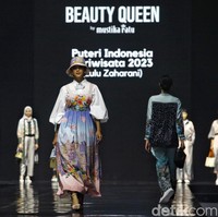 Puteri Indonesia Pariwisata 2023 Lulu Zaharani Krisna melenggang di catwalk Jakarta Muslim Fashion Week 2024 dalam balutan koleksi Memoria dari brand Artkea. Foto: Ari Saputra