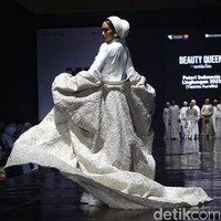 Puteri Indonesia Lingkungan 2023 Yasinta Aurellia tampil sebagai model memakai turban dan gaun putih koleksi Rose & Beyond dari desainer Ayu Dyah Andari di Jakarta Muslim Fashion Week 2024. Foto: Ari Saputra