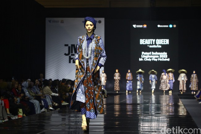 Puteri Indonesia Lingkungan 2022 Cindy Mcguire tampil sebagai model catwalk membuka fashion parade di Jakarta Muslim Fashion Week 2024, Kamis (19/10/2023) malam di ICE BSD, Tangerang. Cindy mengenakan busana batik dari brand Batik Chic. Foto: Ari Saputra
