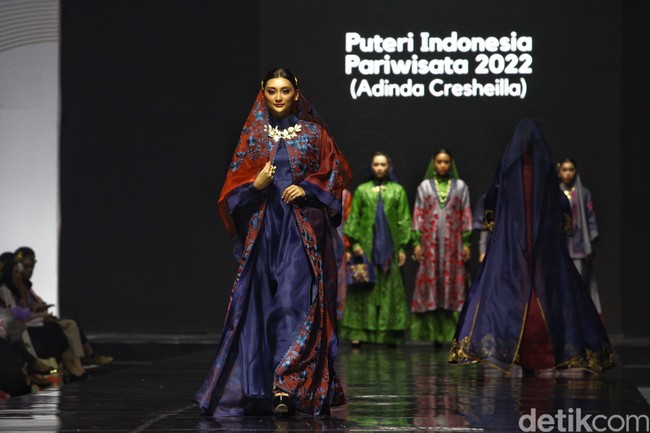 Puteri Indonesia Pariwisata 2022 Adinda Cresheilla jadi model fashion show dari brand Roemah Kebaya Velga. Foto: Ari Saputra