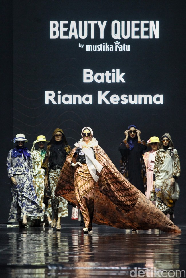 Puteri Indonesia Bengkulu 2023 Della Oktarina membawakan busana batik dari Riana Kesuma di Jakarta Muslim Fashion Week 2024. Foto: Ari Saputra