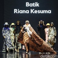 Puteri Indonesia Bengkulu 2023 Della Oktarina membawakan busana batik dari Riana Kesuma di Jakarta Muslim Fashion Week 2024. Foto: Ari Saputra