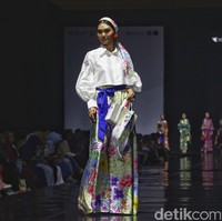 Dua Puteri Indonesia tampil jadi model dalam fashion show koleksi Project Sekar x Long Story Short. Puteri Indonesia Persahabatan 2023 Christine Priscilla Malau melenggang di catwalk memeragakan busana motif bunga. Foto: Ari Saputra