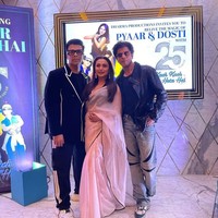 Saat hadir dalam perayaan 25 tahun Kuch Kuch Hota Hai, Rani tampil mengenakan busana sari warna putih. Banyak netizen berpendapat wajahnya tak banyak berubah. Sosok Tina pun masih melekat padanya. Foto: Instagram/@dinesh_ahuja @_ranimukerji