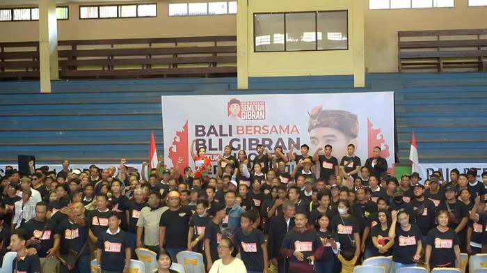 Ribuan massa di Bali membentuk Komunitas Semeton Gibran mendukung Gibran Rakabuming bacawapres di 2024.