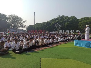 Ribuan Siswa Gelar Doa untuk Masyarakat Palestina di Alun-alun Bandung