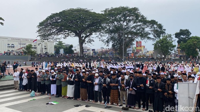 Ribuan warga melaksanakan salat gaib di Lapang Merdeka Sukabumi.