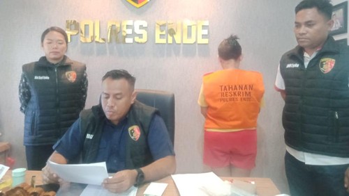 Fitriah Handayani alias Mbak Ve yang dihadirkan saat rilis kasus investasi bodong berkedok Arisan Sultan di Polres Ende.