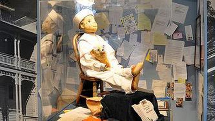 Robert the Doll,  boneka seram yang dimuseumkan.