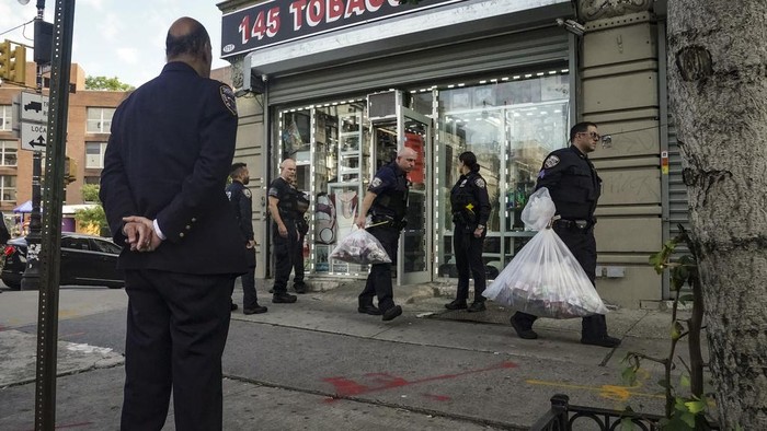Law enforcement members of New York Sheriff's Joint Compliance Task Force (SJCTF) confiscate and bag illegal vaping products, during raid of a tobacco shop, Wednesday Sept. 27, 2023, in New York. Communities across the U.S. are confronting a new vaping problem: how to get rid of millions of disposable e-cigarettes that are considered hazardous waste. The devices contain nicotine, lithium and other materials that cannot be reused or recycled. (AP Photo/Bebeto Matthews)