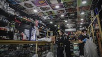 Anggota penegak hukum Satuan Tugas Kepatuhan Gabungan Sheriff New York (SJCTF) menyita dan mengantongi produk vaping ilegal, saat penggerebekan sebuah toko tembakau pada Rabu 27 September 2023, di New York. Dengan semakin populernya rokok elektrik sekali pakai, komunitas di seluruh Amerika menghadapi masalah vaping baru, yakni bagaimana cara aman membuang jutaan perangkat kecil bertenaga baterai yang dianggap limbah berbahaya.