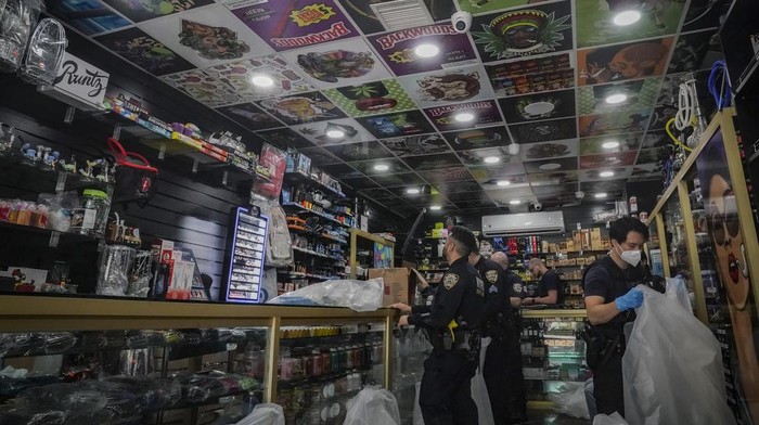 Rokok Elektrik Jadi Masalah Baru di Amerika Serikat Law enforcement members of New York Sheriff's Joint Compliance Task Force (SJCTF) confiscate and bag illegal vaping products, during raid of a tobacco shop, Wednesday Sept. 27, 2023, in New York. Communities across the U.S. are confronting a new vaping problem: how to get rid of millions of disposable e-cigarettes that are considered hazardous waste. The devices contain nicotine, lithium and other materials that cannot be reused or recycled. (AP Photo/Bebeto Matthews)