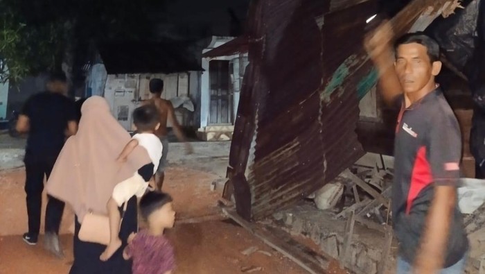 Rumah warga di Karimun rusak diterjang angin puting beliung. (Istimewa)