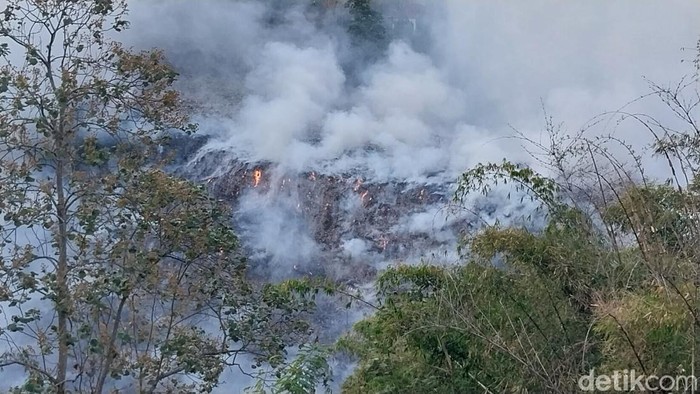 Sampah di TPA Tlekung, Kota Batu terbakar.