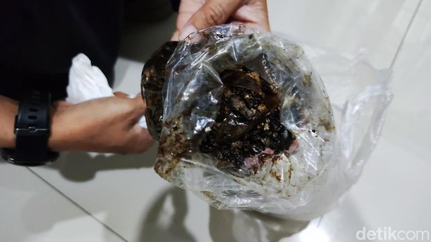 Sampel gumpalan hitam yang disimpan DLH Kabupaten Gunungkidul. Dipotret Jumat (20/10/2023).