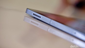 Ada dua speaker di kanan dan kiri dengan sentuhan AKG dan dukungan Dolby Atmos. Foto: Adi Fida Rahman/detikINET