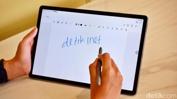Pengguna bisa dapat membuat catatan dengan mudah menggunakan S Pen yang termasuk dalam paket penjualan. Layaknya Galaxy Tab S9, S Pen tablet ini memiliki ketahanan air dan debu. Foto: Adi Fida Rahman/detikINET