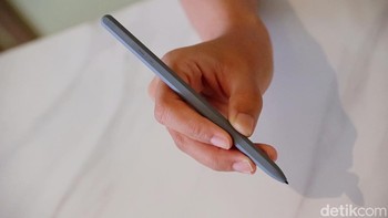 Ada pula S Pen yang tahan air dan mengikuti warna bodi tablet. Foto: Adi Fida Rahman/detikINET