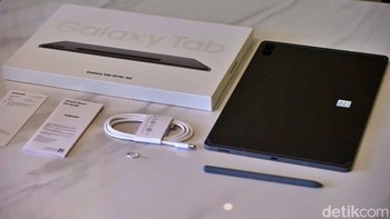 Inilah isi kemasan Samsung Galaxy Tab S9 FE. Foto: Adi Fida Rahman/detikINET