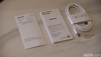 Samsung menyertakan kabel data USB Type C serta kerta petunjukl dan garansi. Foto: Adi Fida Rahman/detikINET  