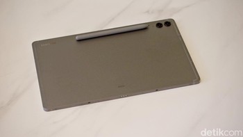 Galaxy Tab Tab S9 FE mengusung bodi metal dan sudah tersertifikasi IP68 yang artinya tahan air serta debu. Foto: Adi Fida Rahman/detikINET