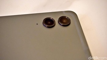 Tab S9 FE Plus membawa dua kamera belakang, masing-masing 8 MP + 8 MP (ultra-wide). Untuk kamera depan sama-sama dibekali sensor ultra-wide 12 MP. / Foto: Adi Fida Rahman/detikINET