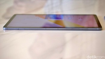 Tab S9 FE Plus membawa 10.090 mAh dengan pengisian cepat 45W. Foto: Adi Fida Rahman/detikINET