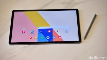 Samsung menyokong tabletnya dengan chipset Exynos 1380 yang dipadukan dengan RAM hingga 12 GB. Memori internalnya berukuran sampai 256 GB yang masih bisa diperluas dengan memasang kartu MicroSD hingga 1TB. Foto: Adi Fida Rahman/detikINET