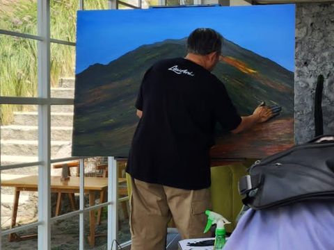 SBY melukis Gunung Merapi di sebuah kafe di Kecamatan Selo, Boyolali, Jumat (20/10/2023).