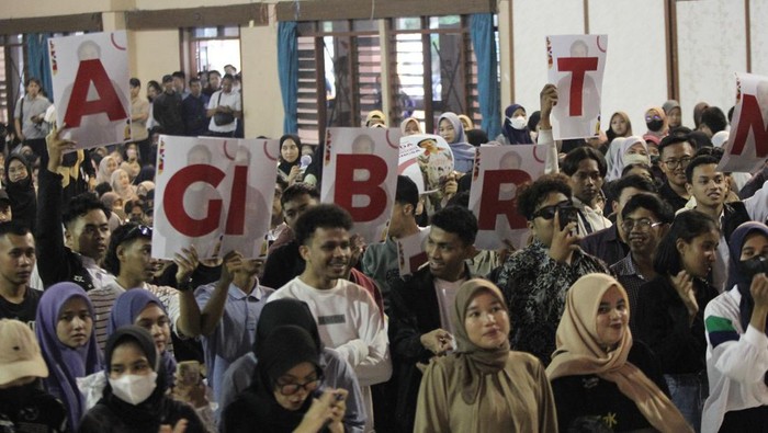Sejumlah massa dari kalangan mahasiswa di Malang Raya mendukung Gibran Rakabuming Raka sebagai cawapres.