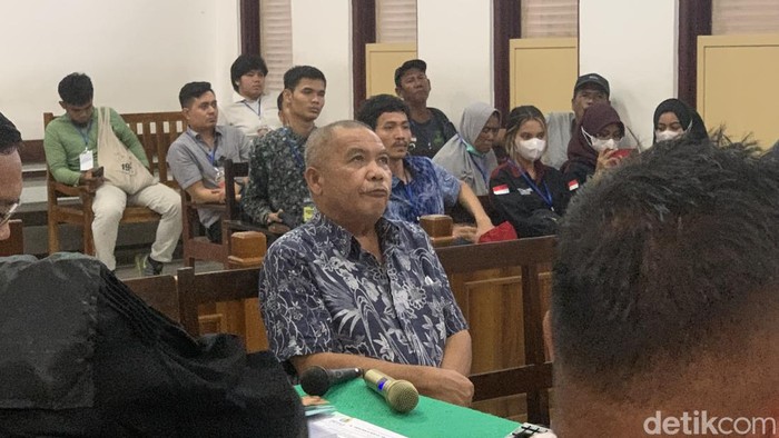Sekretaris Daerah (Sekda) Labuhanbatu Muhammad Yusuf saat jalani sidang di PN Medan. (Raja Malo Sinaga/detikSumut)