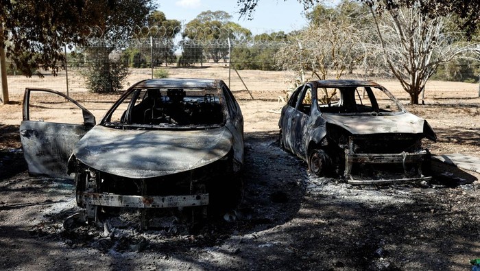Burnt cars are seen in Kibbutz Nir Oz following a deadly infiltration by Hamas gunmen from the Gaza Strip, in Kibbutz Nir Oz in southern Israel October 19, 2023. REUTERS/Amir Cohen