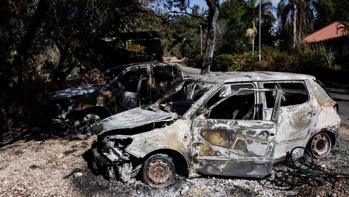 Burnt cars are seen in Kibbutz Nir Oz following a deadly infiltration by Hamas gunmen from the Gaza Strip, in Kibbutz Nir Oz in southern Israel October 19, 2023. REUTERS/Amir Cohen