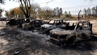 Serangan roket Hamas ke wilayah Kibbutz Nir Oz, Israel, mengenai rumah dan mobil, 19 Oktober 2023.  