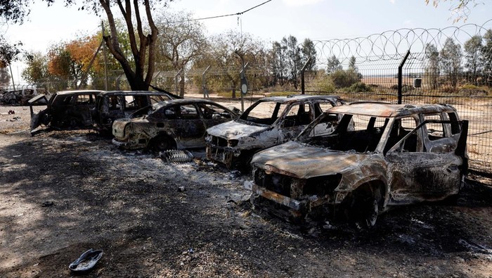 Burnt cars are seen in Kibbutz Nir Oz following a deadly infiltration by Hamas gunmen from the Gaza Strip, in Kibbutz Nir Oz in southern Israel October 19, 2023. REUTERS/Amir Cohen