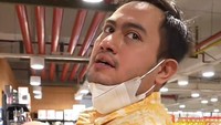 Melalui TikTok @nassarfahad88 (8/10), Nassar mengunggah video yang kini sudah ditonton lebih dari 1,3 juta kali. Ia terlihat sedang menyambangi supermarket premium favoritnya di Jakarta, Ranch Market. Foto: TikTok @nassarfahad88
