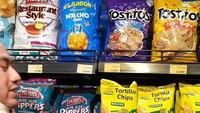 Ia juga memilih tortilla chips yang bebas gluten dan snack kentang yang mengandung 0 lemak trans. Dia memilih rasa keju cheddar yang gurih. Foto: TikTok @nassarfahad88