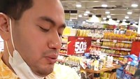 Nassar juga tertarik membeli sekaleng kacang macadamia rasa madu. Ia bahkan pilih mencoba rasanya dulu sebelum bayar. Enak, manis, ada gurihnya, ada asinnya, kata pria 35 tahun ini. Foto: TikTok @nassarfahad88
